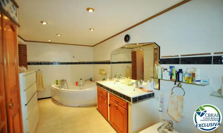 Badezimmer von Einfamilien-Reihenhaus zum Verkauf in Roses mit Heizung