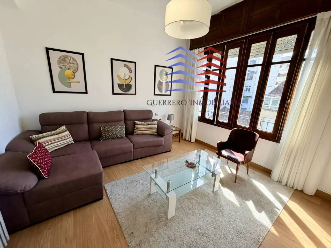 Sala d'estar de Apartament de lloguer en O Carballiño   amb Calefacció, Parquet i Moblat