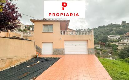 Vista exterior de Casa o xalet en venda en Torrelles de Llobregat amb Aire condicionat, Calefacció i Jardí privat
