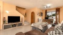 Sala d'estar de Casa adosada en venda en Atarfe amb Terrassa