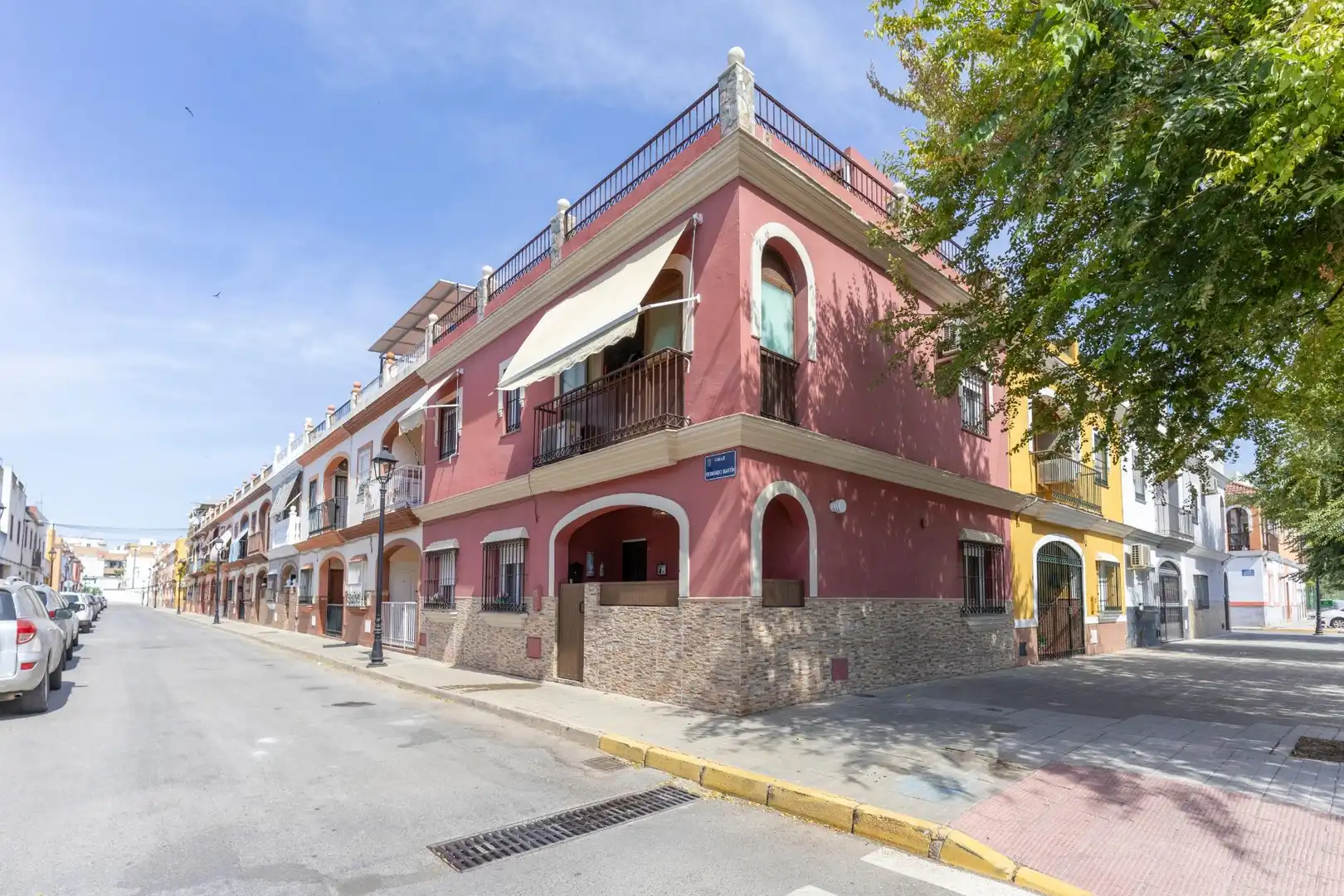 Vista exterior de Casa adosada en venta en Guillena con Aire acondicionado, Calefacción y Terraza
