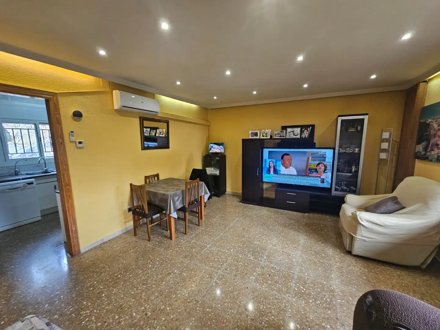 Sala d'estar de Casa o xalet en venda en Rubí amb Aire condicionat, Calefacció i Jardí privat