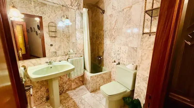 Badezimmer von Wohnung zum Verkauf in El Espinar mit Heizung, Privatgarten und Parkett
