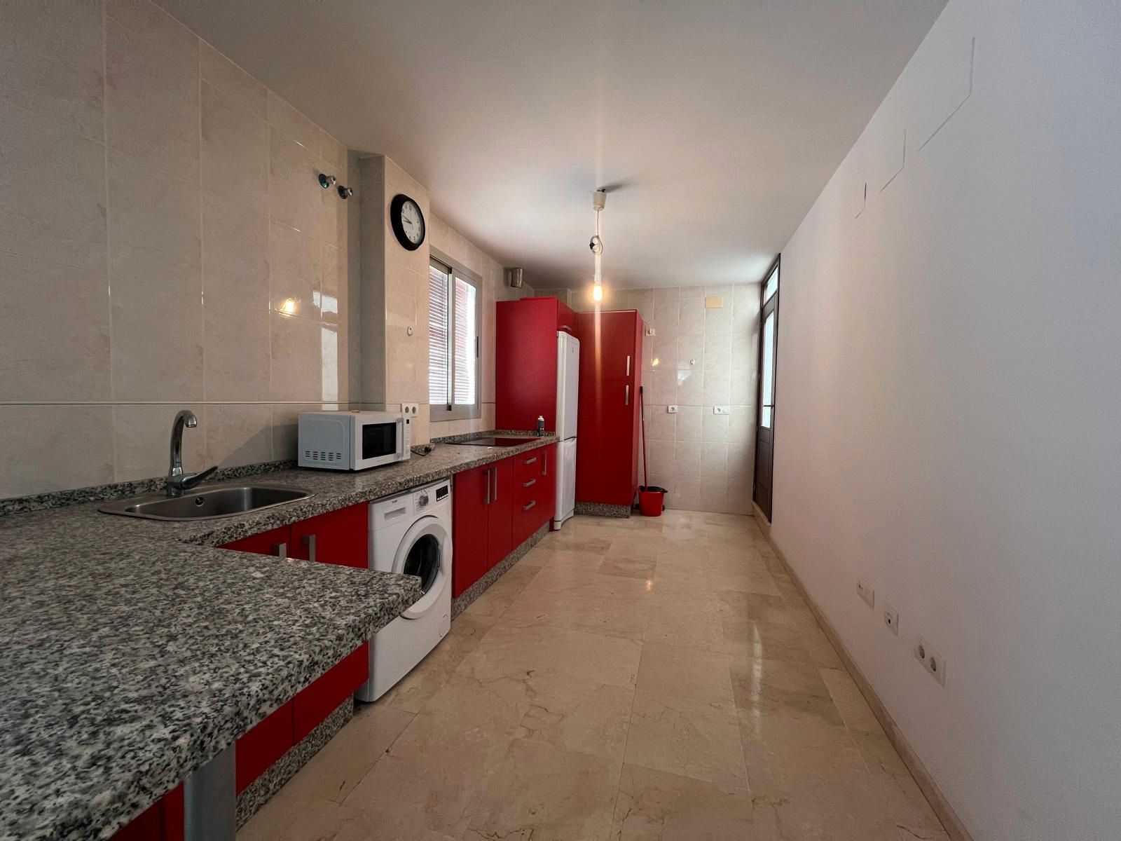 Cuina de Casa adosada en venda en Albaida del Aljarafe amb Aire condicionat, Terrassa i Moblat