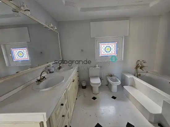 Bany de Apartament en venda en Sotogrande amb Aire condicionat, Calefacció i Terrassa