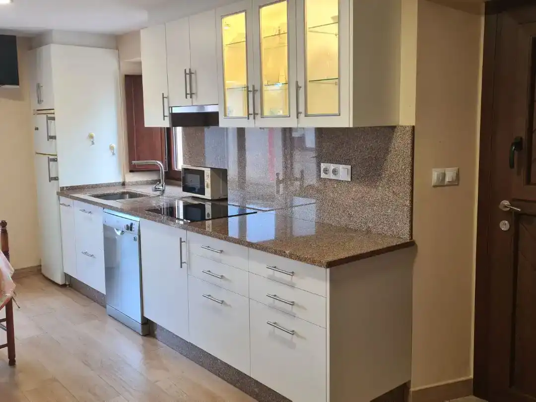 Cuina de Casa o xalet de lloguer en Arteixo amb Jardí privat, Traster i Moblat