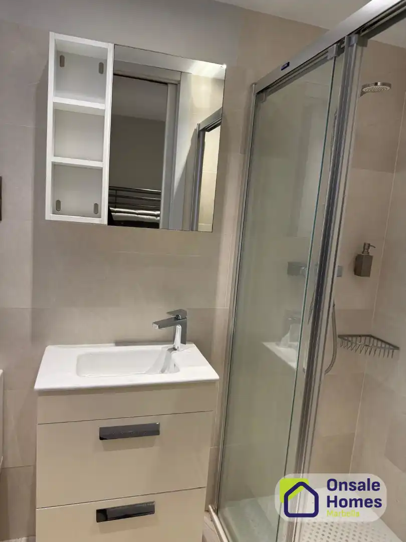 Badezimmer von Wohnungen zur Miete in Marbella mit Klimaanlage, Privatgarten und Gemeinschaftspool