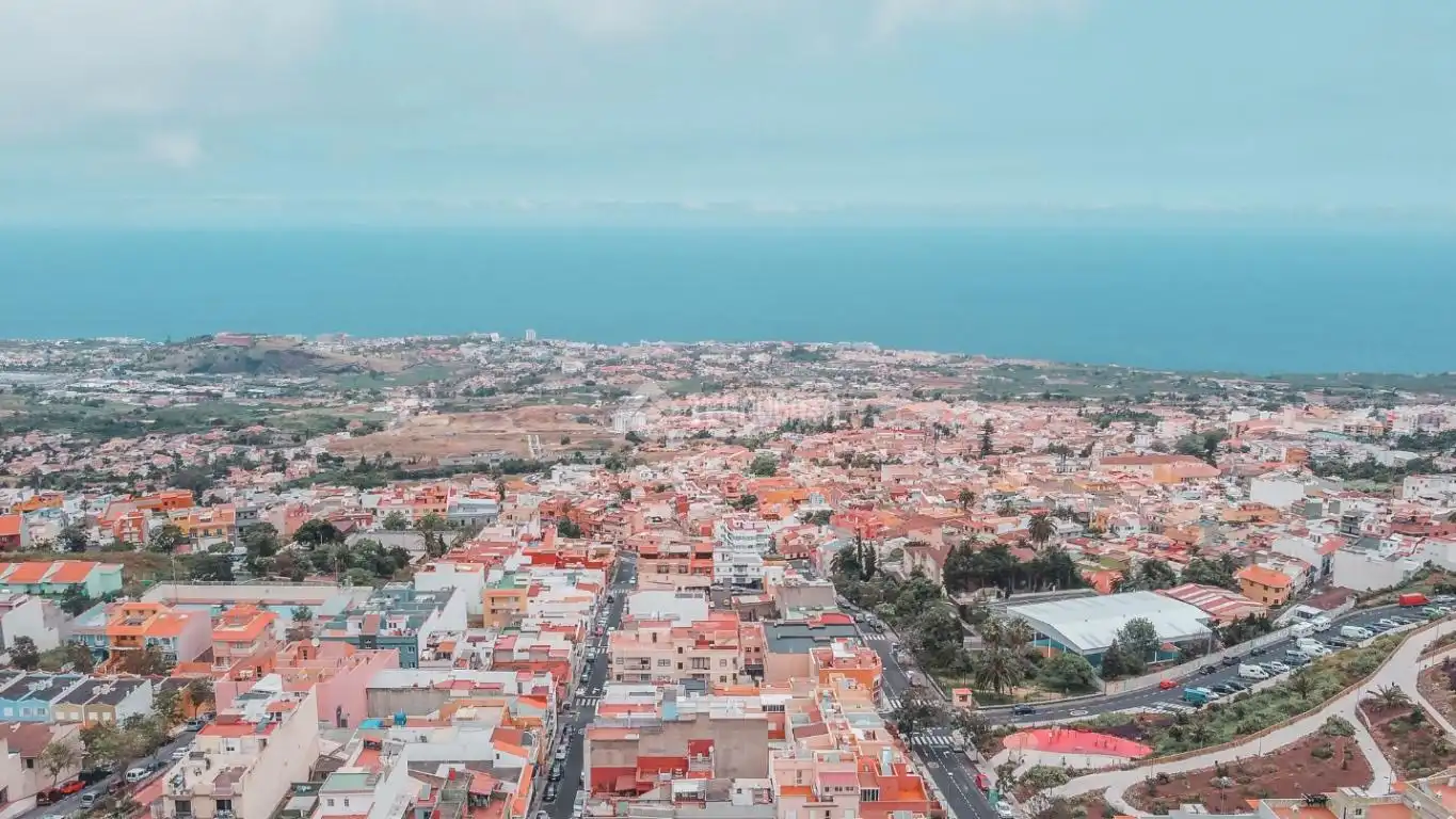 Vista exterior de Casa adosada en venda en La Orotava amb Terrassa i Balcó