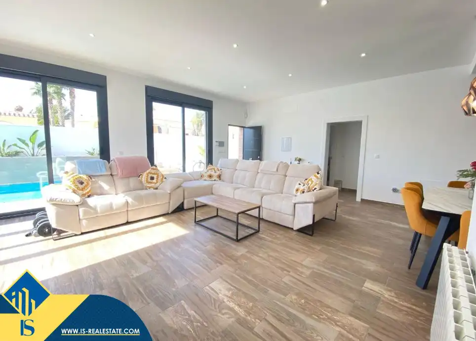 Chalet con piscina en venta en Orihuela Costa