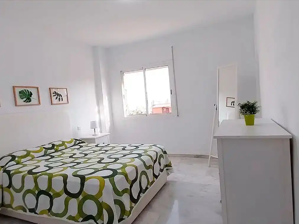 Schlafzimmer von Wohnung zur Miete in Marbella mit Klimaanlage, Privatgarten und Schwimmbad