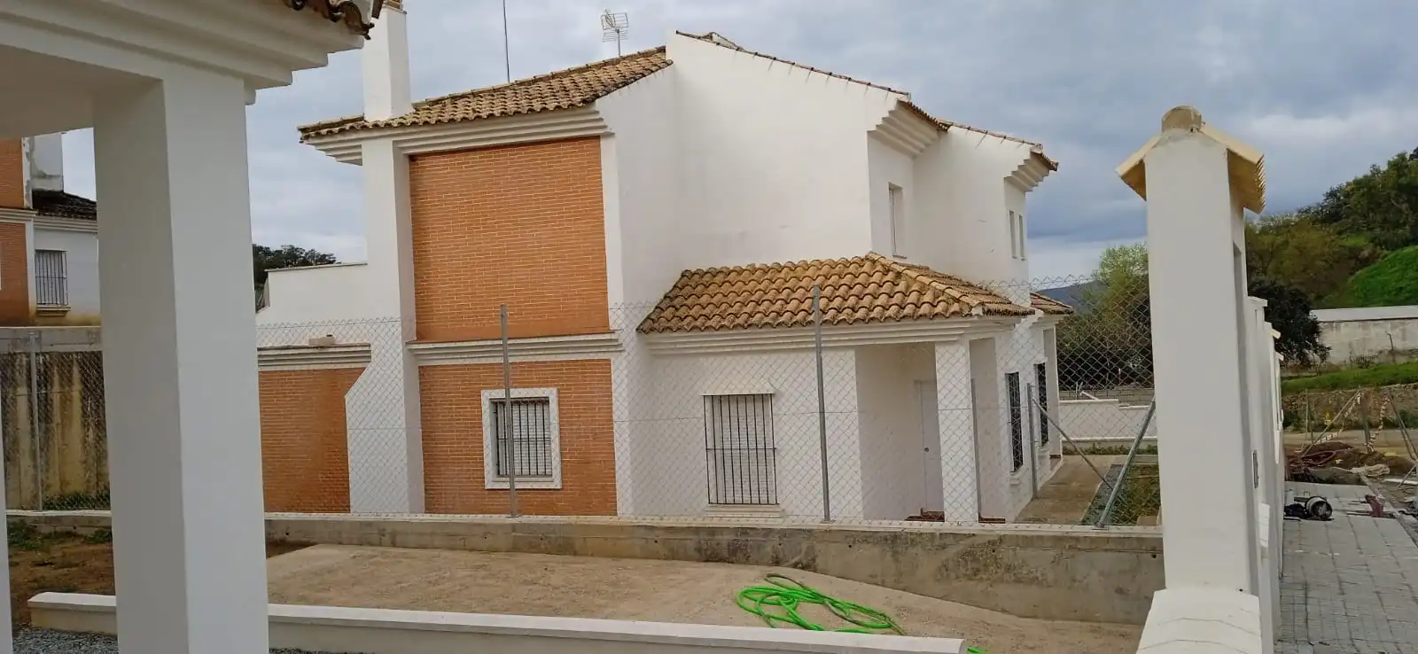 Vista exterior de Casa o xalet en venda en El Ronquillo amb Terrassa, Moblat i Balcó
