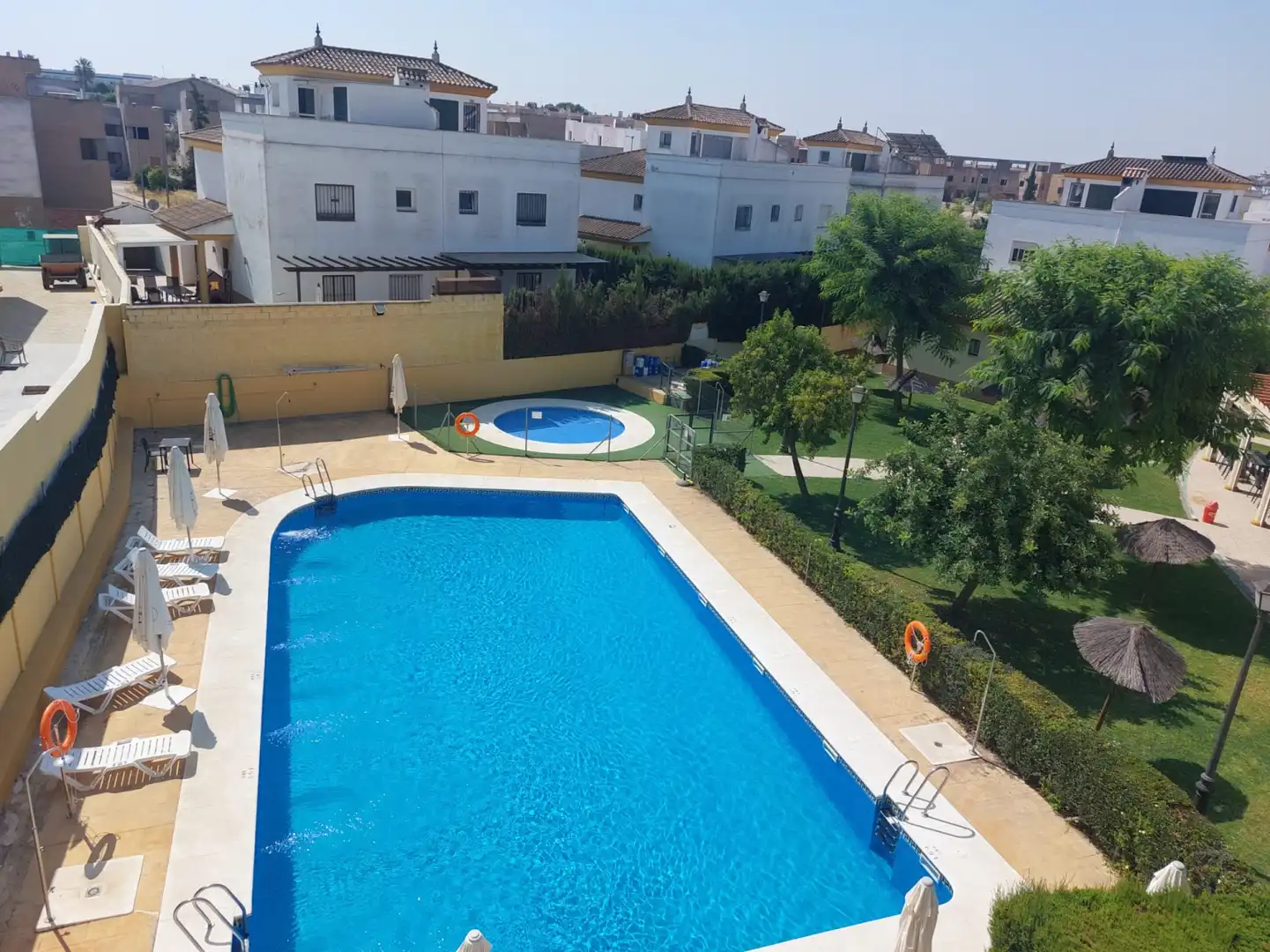 Piscina de Casa adosada en venda en Gines amb Aire condicionat, Jardí privat i Terrassa