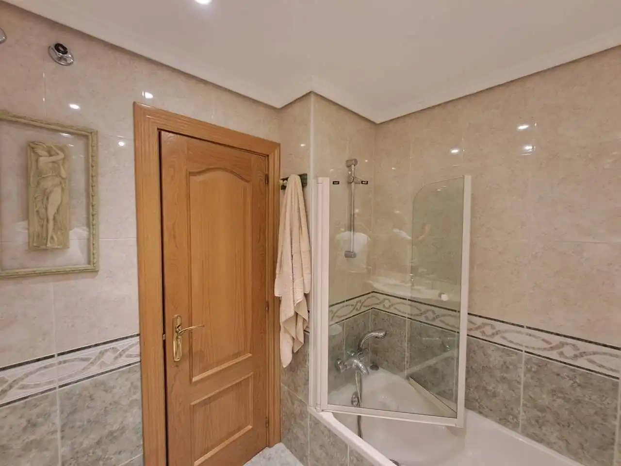 Badezimmer von Wohnung zur Miete in Burgos mit Heizung, Parkett und Abstellraum