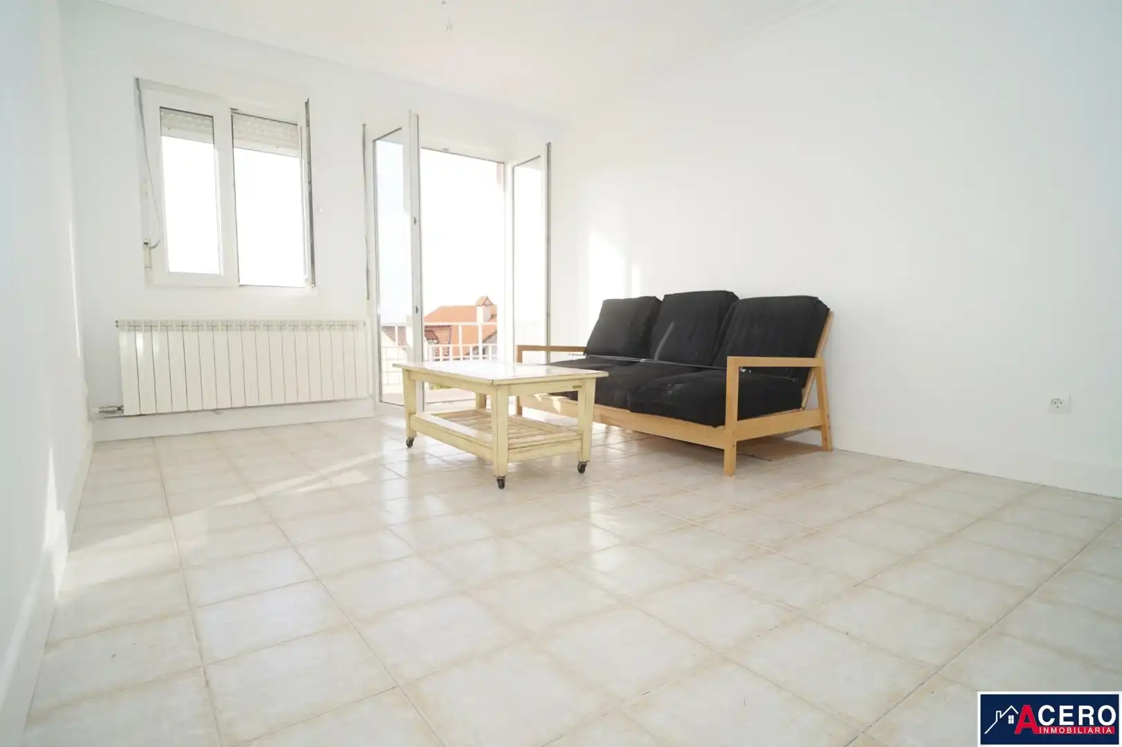 Sala d'estar de Planta baixa en venda en Miengo amb Balcó