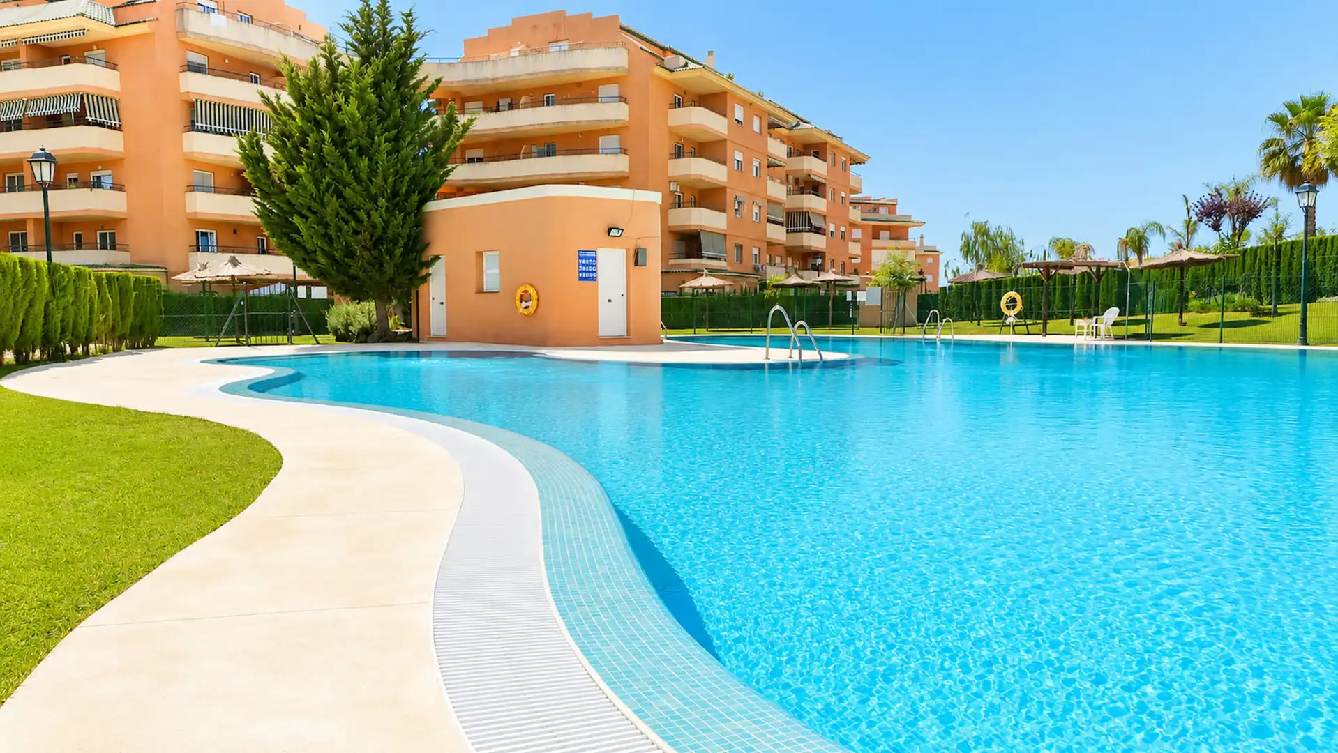 Piscina de Apartament en venda en Manilva amb Terrassa, Moblat i Balcó