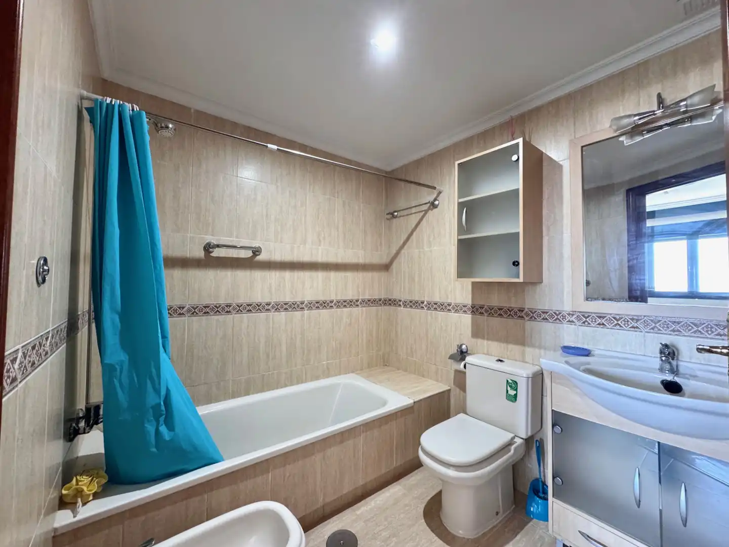Badezimmer von Wohnungen zur Miete in Cáceres mit Klimaanlage, Heizung und Parkett
