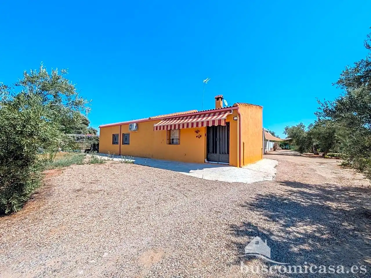 Vista exterior de Casa o xalet en venda en Linares amb Aire condicionat, Jardí privat i Traster