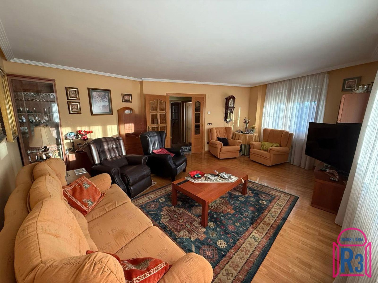 Sala d'estar de Casa adosada en venda en San Andrés del Rabanedo amb Calefacció i Moblat