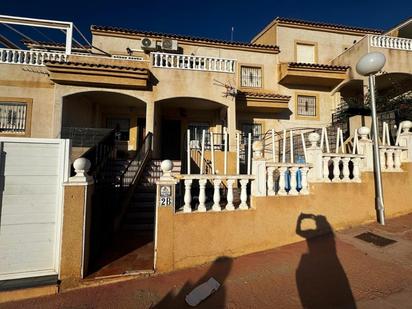 Vista exterior de Casa adosada en venda en Orihuela amb Aire condicionat, Piscina i Forn