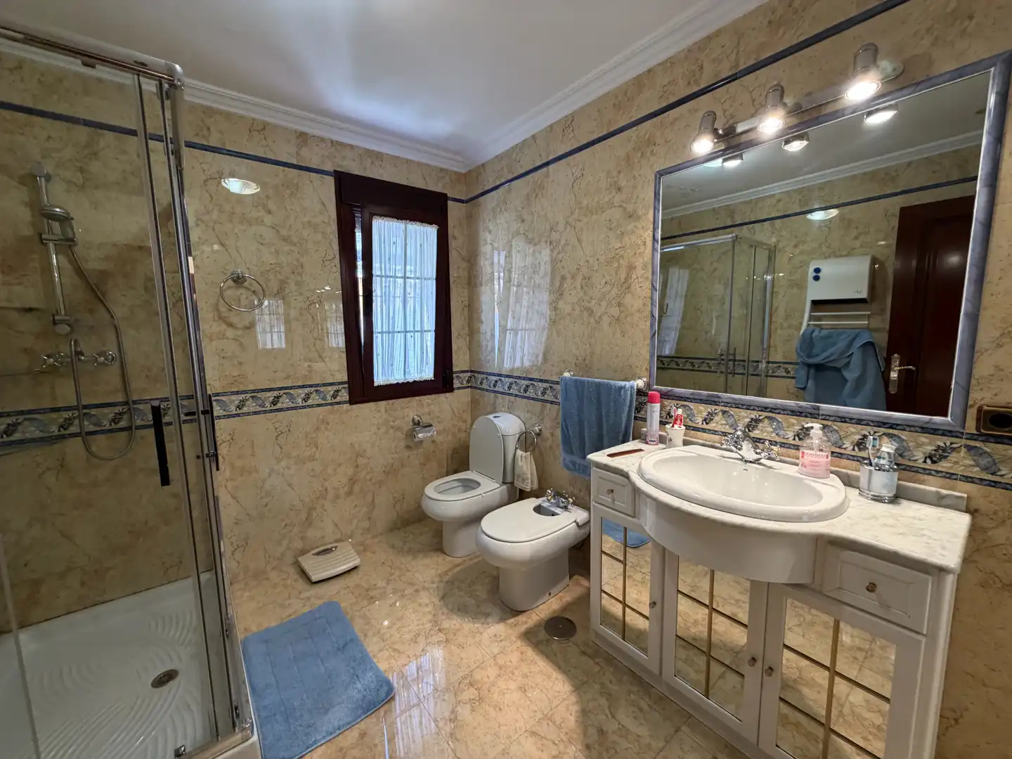 Bany de Casa o xalet en venda en Bormujos amb Aire condicionat, Jardí privat i Terrassa