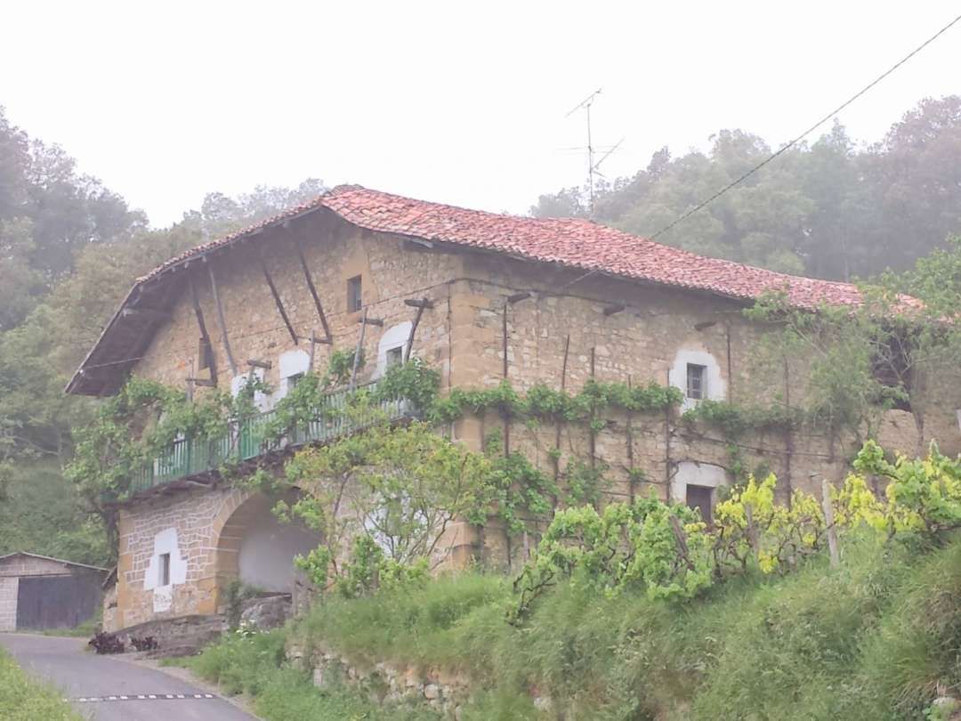 Vista exterior de Finca rústica en venda en Gaztelu amb Calefacció, Terrassa i Balcó