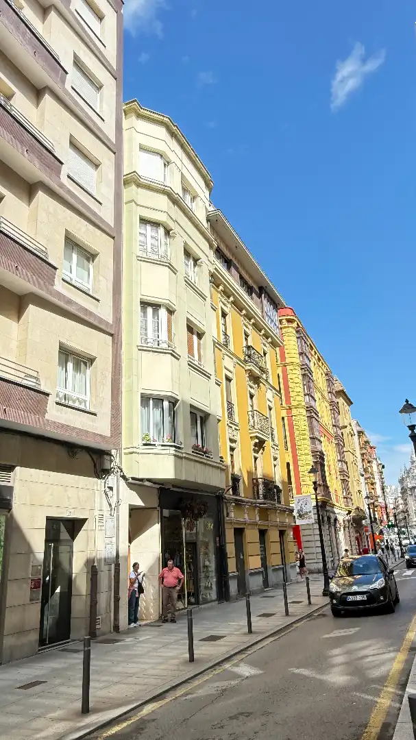 Vista exterior de Pis de lloguer en Gijón  amb Calefacció, Parquet i Moblat