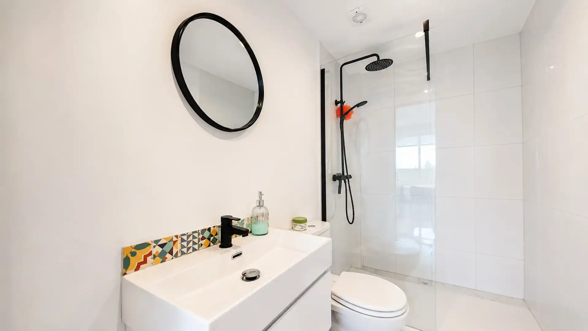 Badezimmer von Maisonette zum Verkauf in Manilva mit Privatgarten, Terrasse und Schwimmbad
