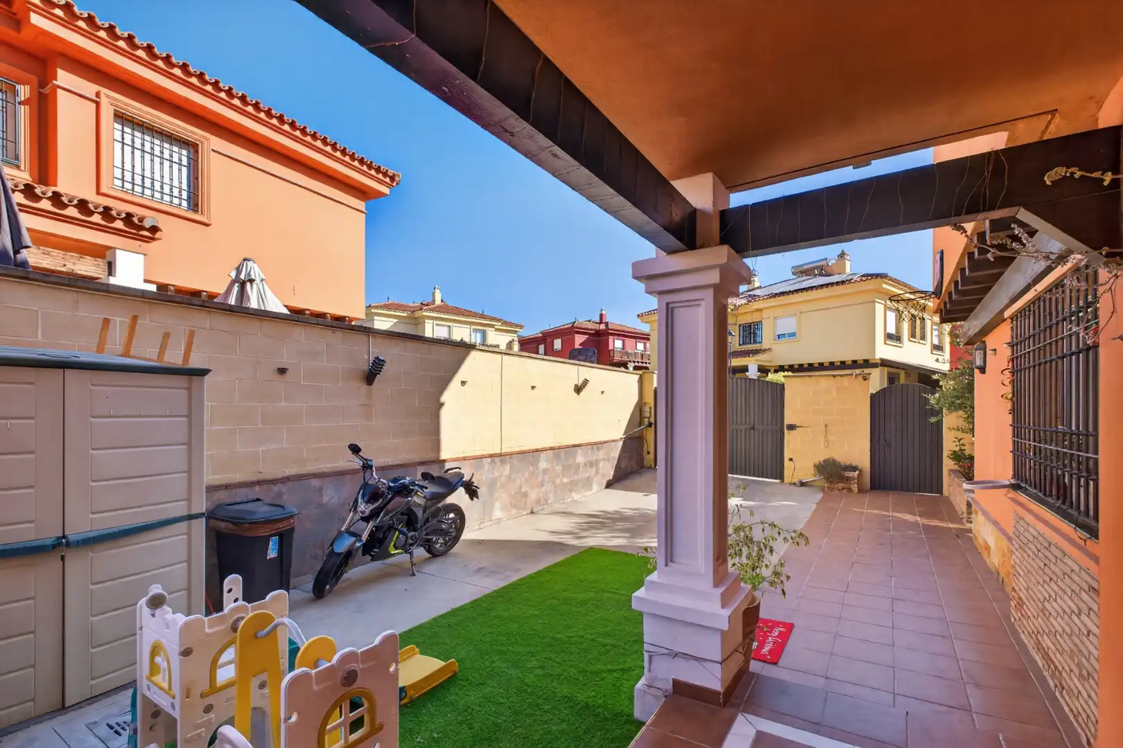 Terrassa de Casa adosada en venda en Alhaurín de la Torre amb Aire condicionat, Terrassa i Traster