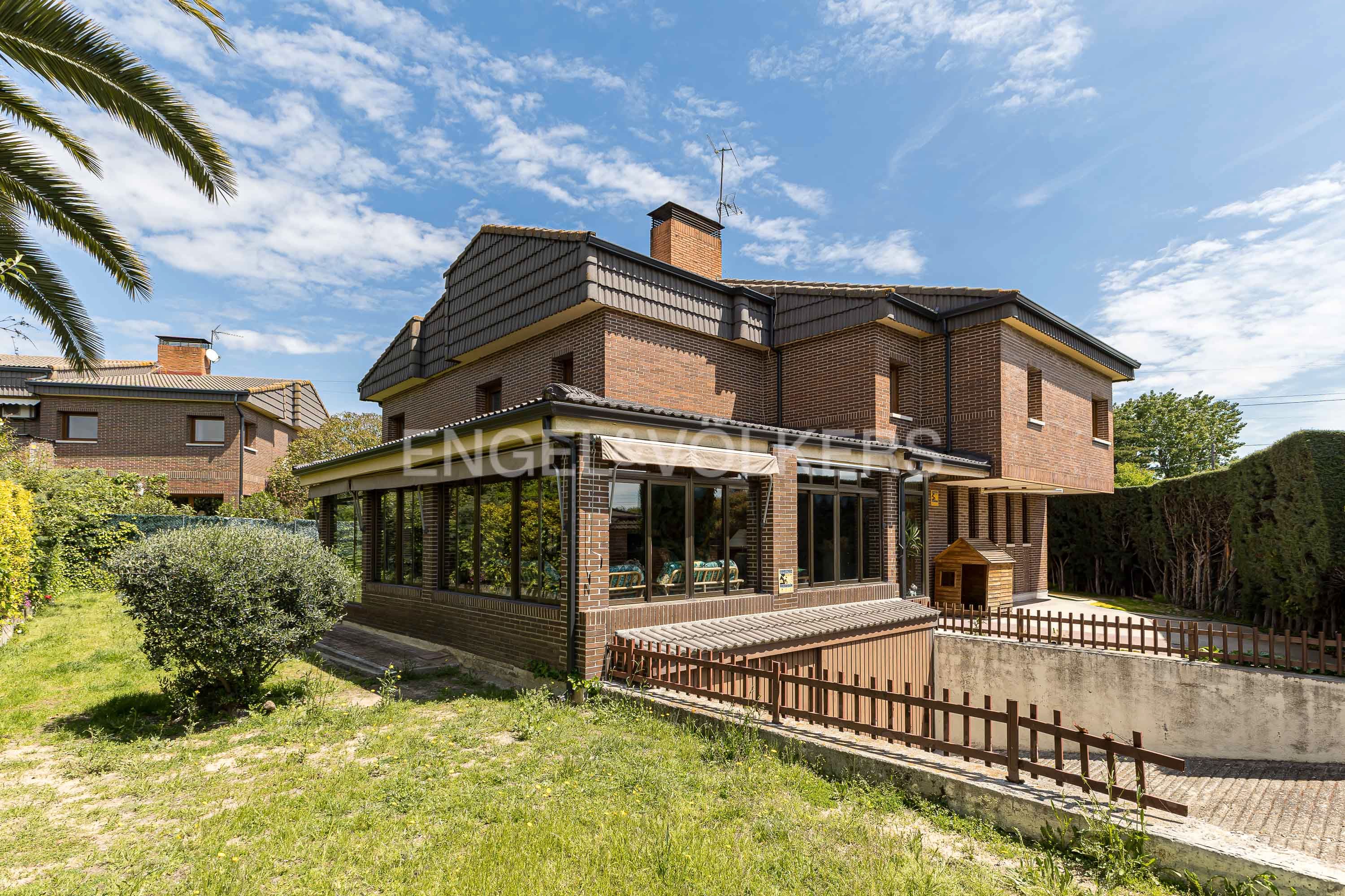 Exterior view of House or chalet for sale in Pozuelo de Alarcón  with Air Conditioner, Heating and Private garden