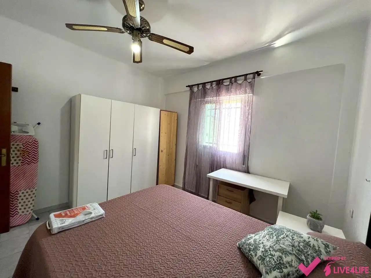 Bedroom of Flat for share in Sevilla  with Air Conditioner, Heating and Furnished