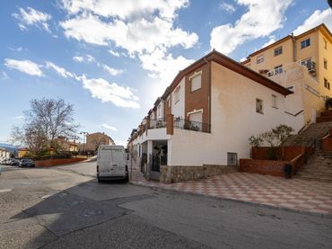 House with balcony for sale in Calle ALPES 30