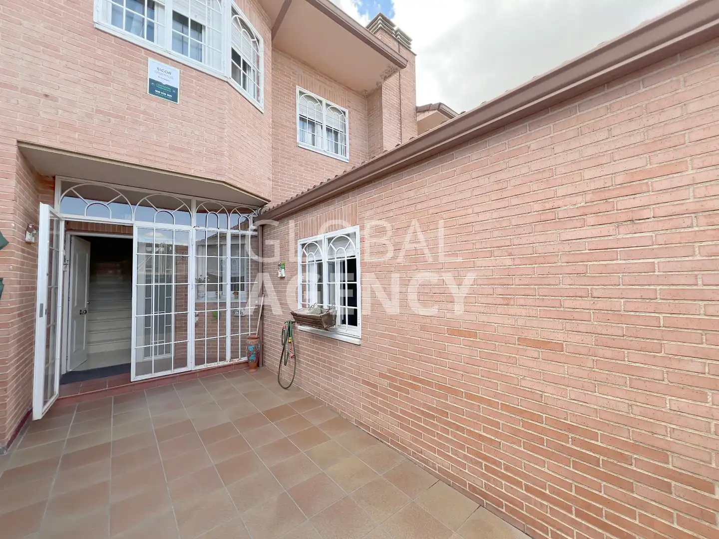 Vista exterior de Casa adosada en venta en Torrejón del Rey con Calefacción, Jardín privado y Horno