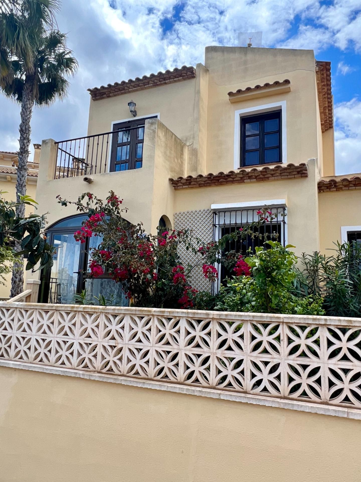 Vista exterior de Casa adosada en venda en Orihuela amb Jardí privat, Terrassa i Traster