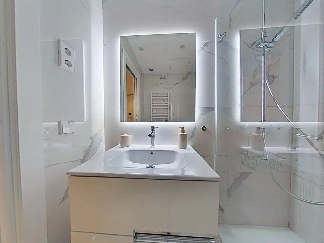 Bathroom of Flat for rent in Madrid  with Air Conditioner and Terrace