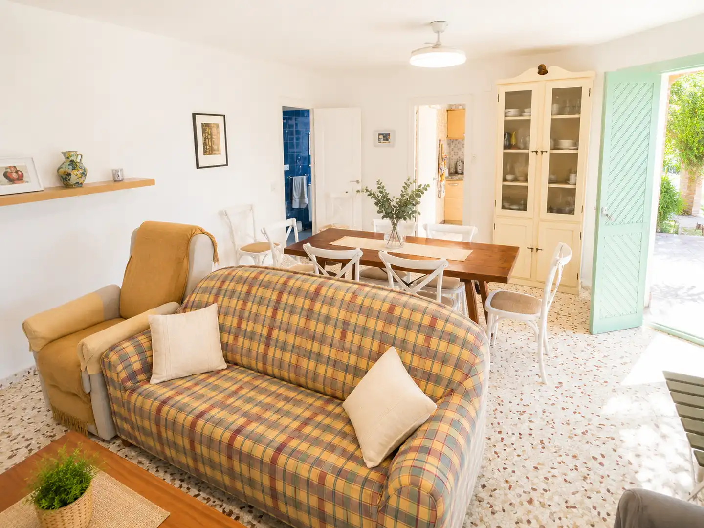 Sala d'estar de Casa o xalet en venda en Estepona amb Jardí privat, Terrassa i Piscina