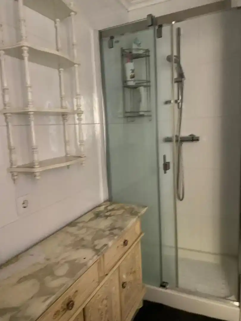 Badezimmer von Wohnung zur Miete in Torrelavega  mit Parkett, Abstellraum und Möbliert