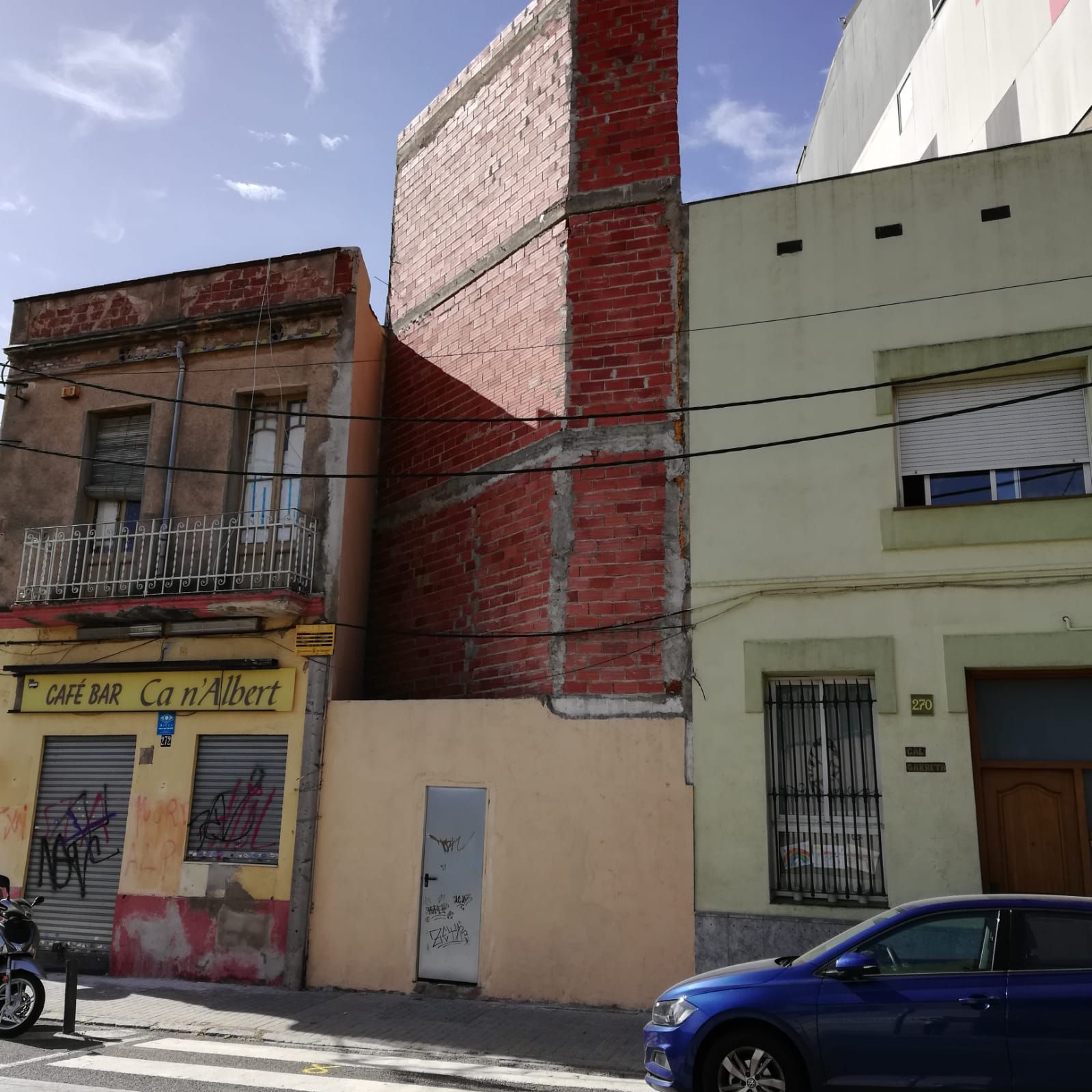 Vista exterior de Edifici en venda en Sabadell