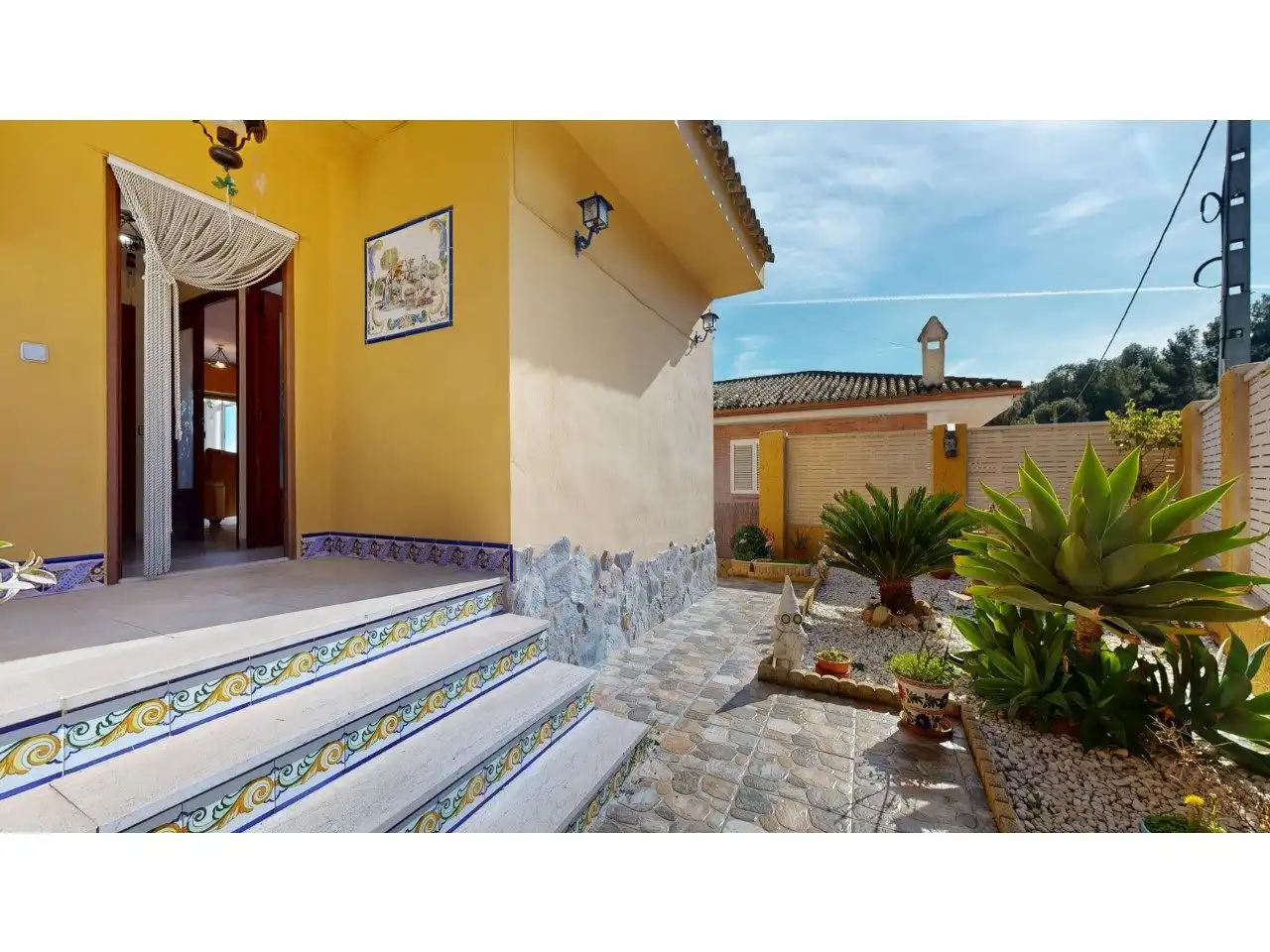 Vista exterior de Casa o xalet en venda en Gilet amb Aire condicionat, Jardí privat i Terrassa