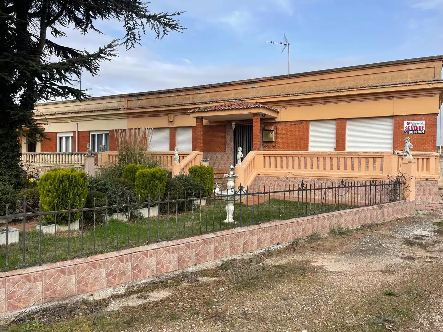 Vista exterior de Casa adosada en venda en Villamuriel de Cerrato amb Calefacció, Jardí privat i Terrassa