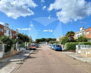 Exterior view of Single-family semi-detached to rent in Badajoz Capital  with Air Conditioner, Terrace and Furnished