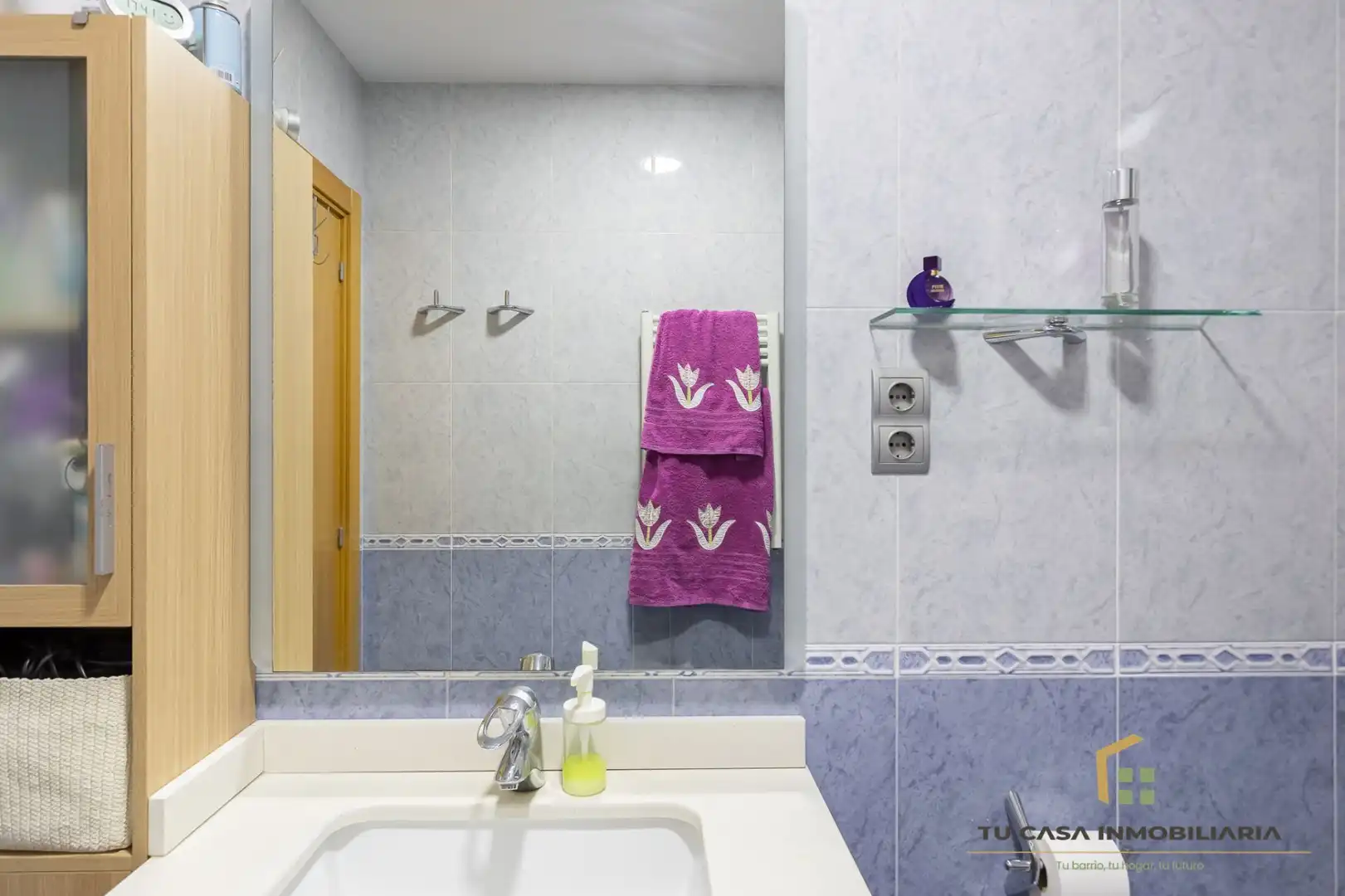 Bathroom of Flat for sale in Badalona  with Air Conditioner, Heating and Storage room