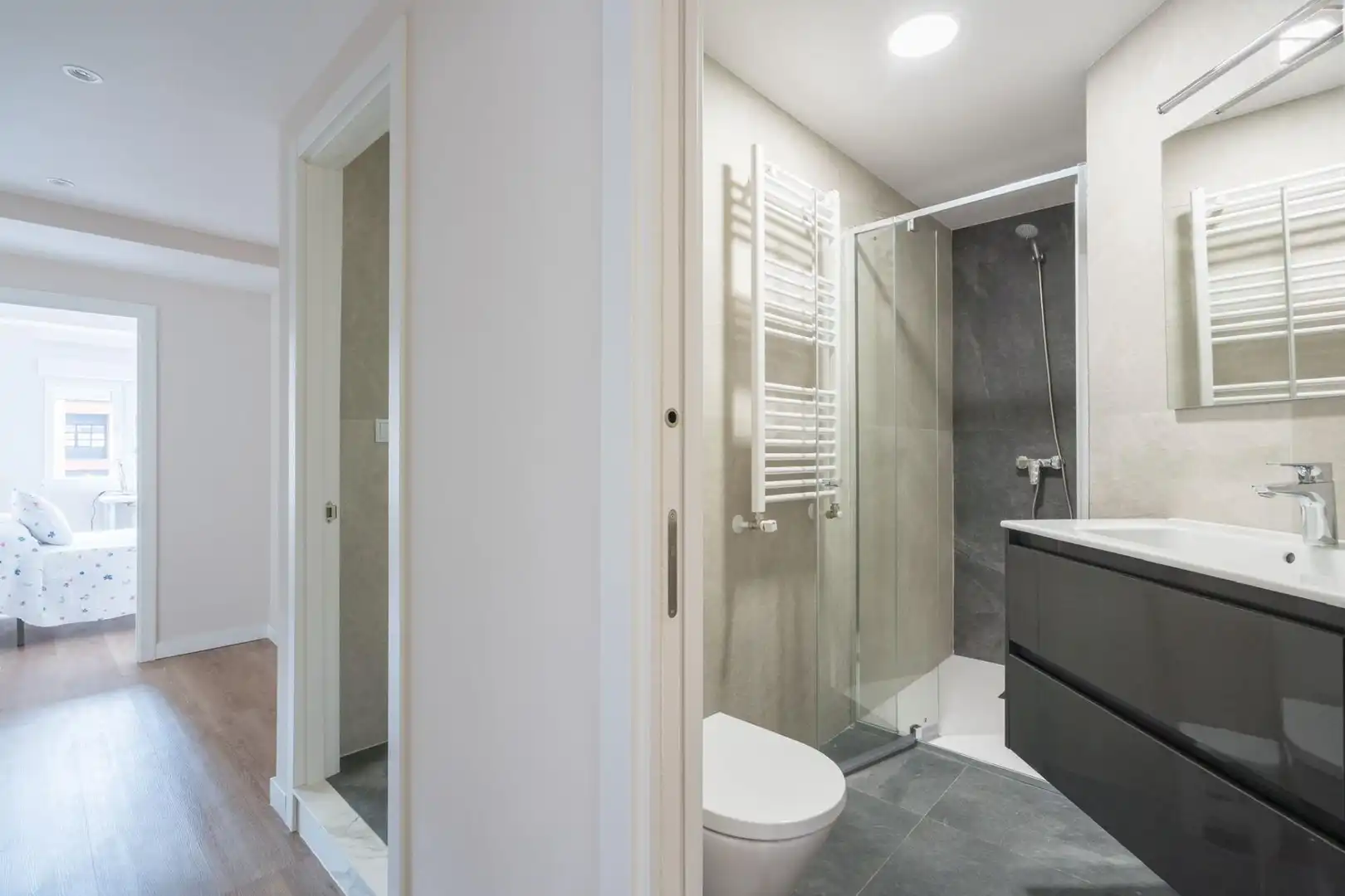 Badezimmer von Wohnung zur Miete in Oviedo  mit Heizung, Terrasse und Möbliert
