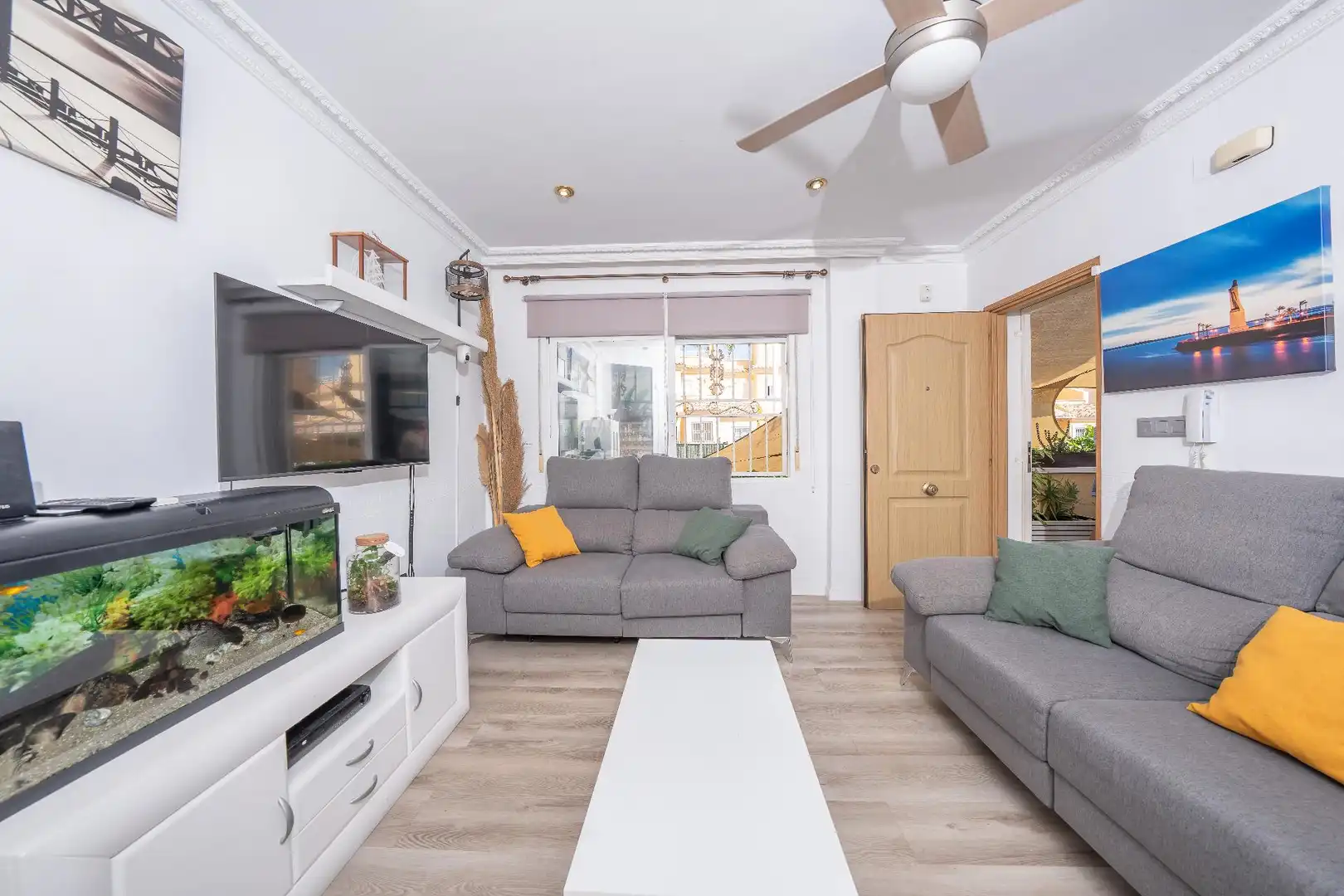 Sala d'estar de Casa adosada en venda en Torrevieja amb Piscina comunitària