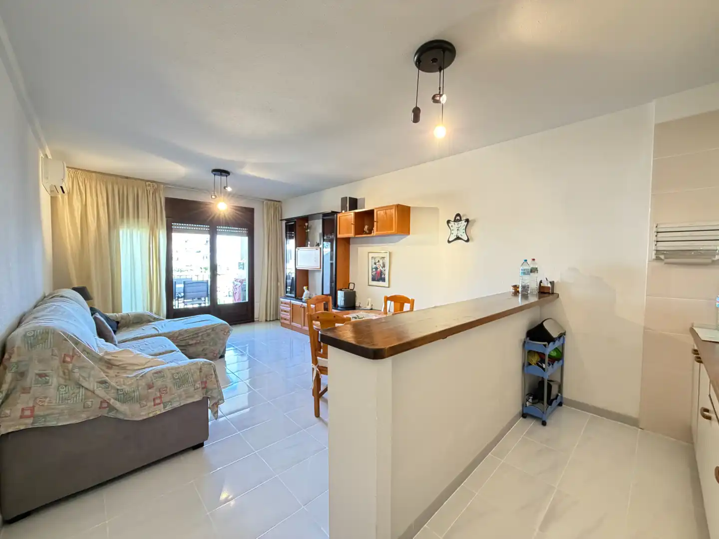 Sala d'estar de Apartament en venda en Empuriabrava amb Aire condicionat, Terrassa i Moblat