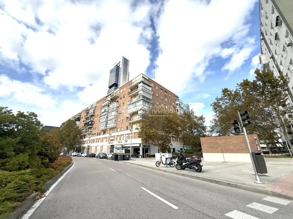 Vista exterior de Piso en venta en Madrid con Calefacción y Terraza