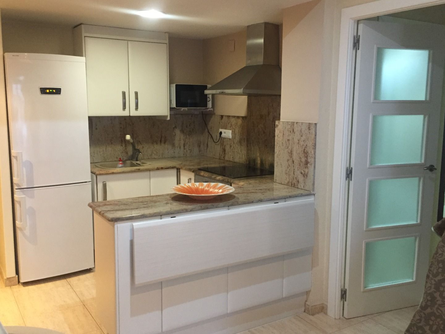 Cuina de Apartament de lloguer en Gandia amb Aire condicionat, Terrassa i Piscina