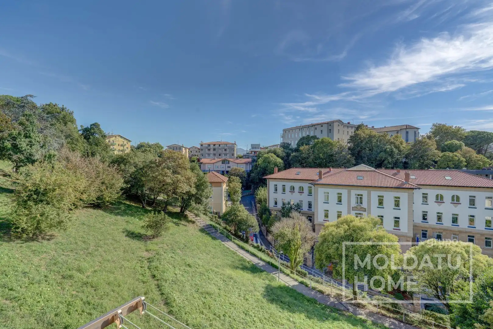 Vista exterior de Pis en venda en Donostia - San Sebastián  amb Calefacció i Jardí privat