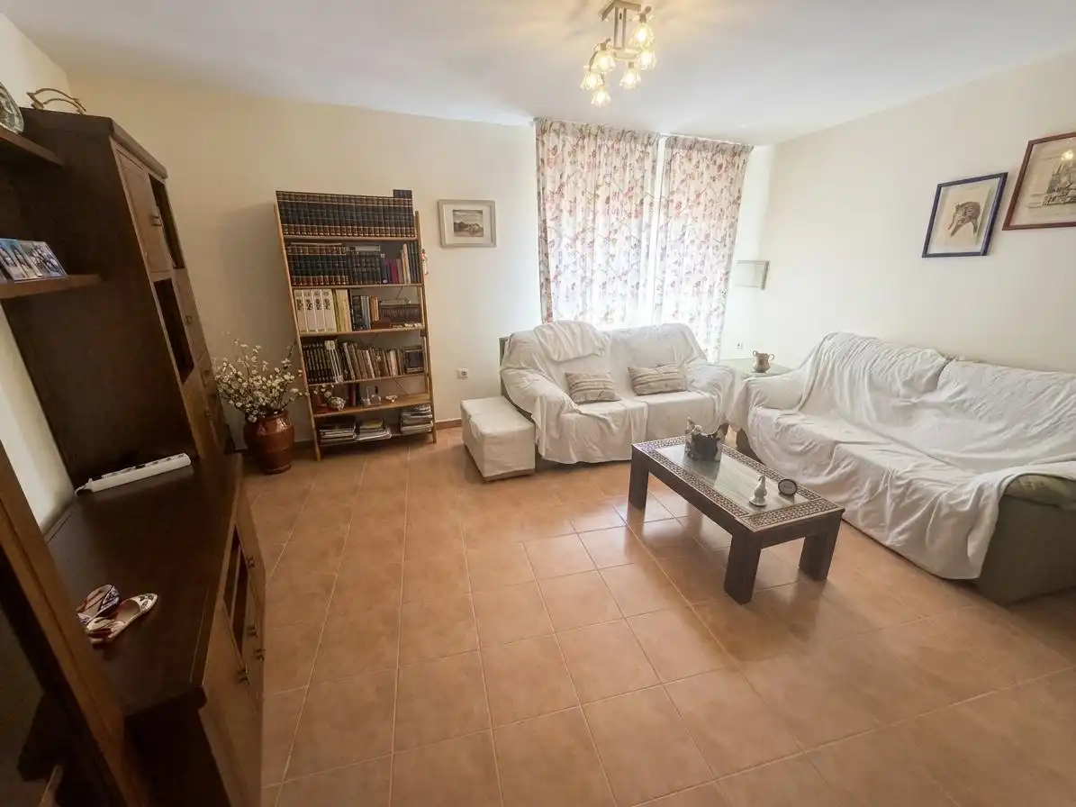 Sala d'estar de Casa o xalet en venda en Menasalbas amb Calefacció, Jardí privat i Traster