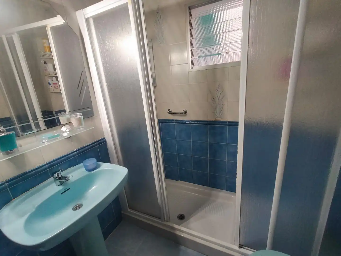Bany de Pis de lloguer en La Línea de la Concepción amb Moblat