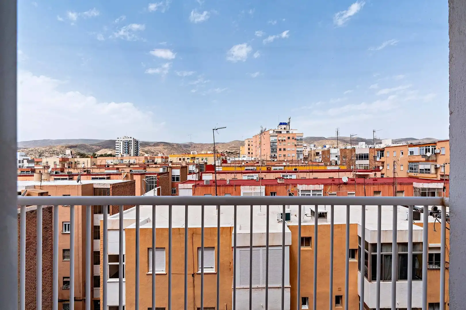 Vista exterior de Pis en venda en Almería amb Terrassa, Moblat i Balcó
